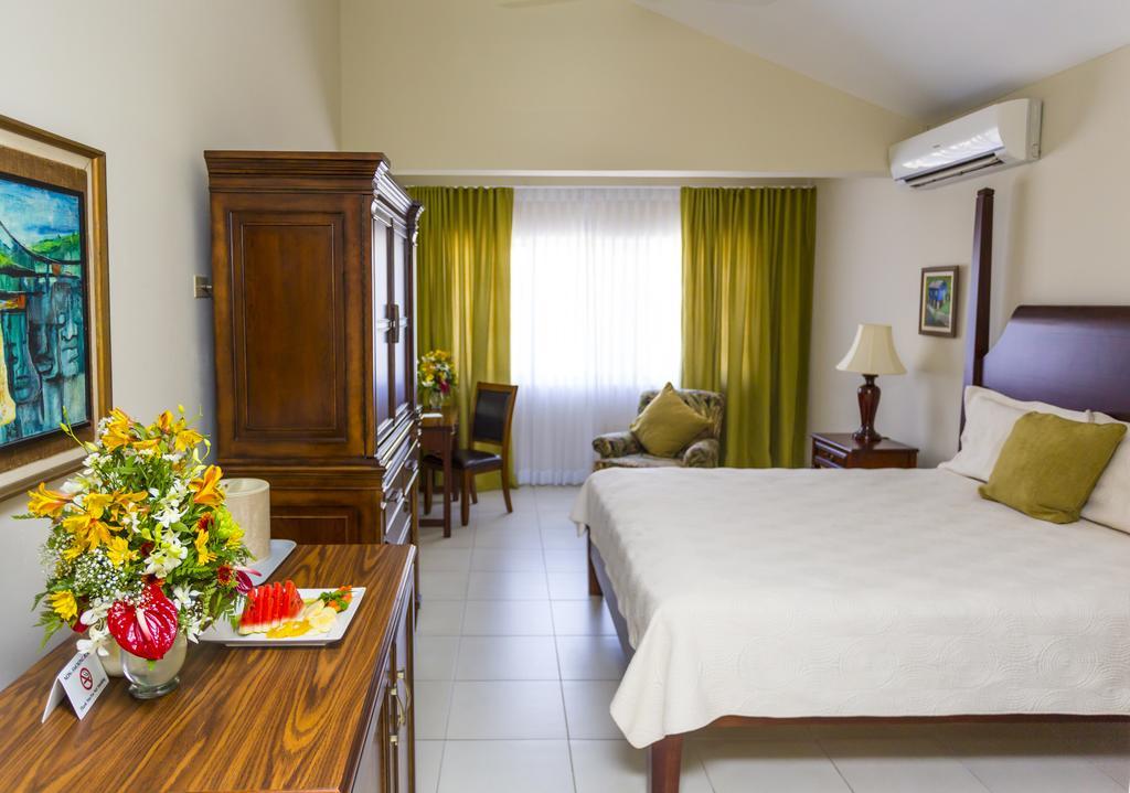 The Liguanea Club Hotel คิงส์ตัน ภายนอก รูปภาพ